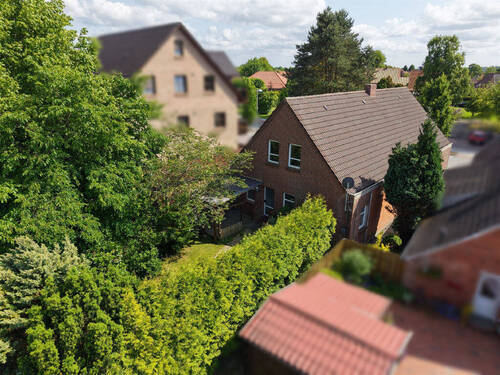 Bild1 - SOLIDE DOPPELHAUSHÄLFTE IM HERZEN VON HAGE - MIT GARTEN UND CARPORT.
