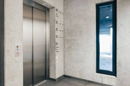 Fahrstuhlschacht in Sichtbeton - 2 Zimmer Terrassenwohnung zur Miete in Oldenburg