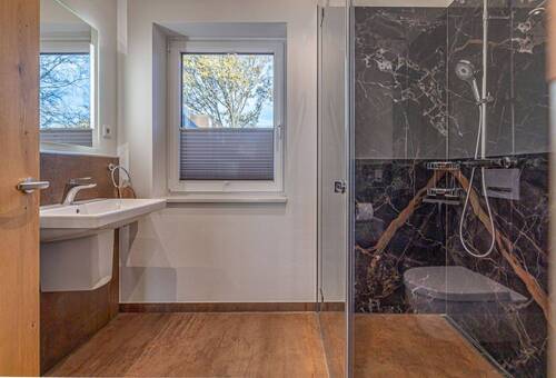 Erdgeschoss - Gäste-WC mit Dusche - 