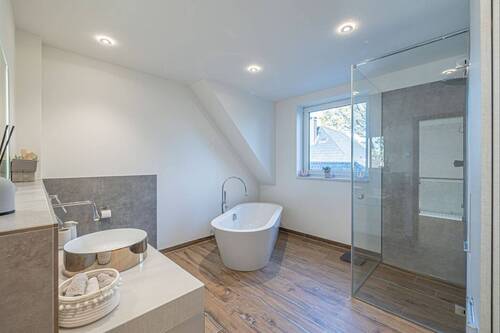 Dachgeschoss - Bad mit Wanne und Dusche - 