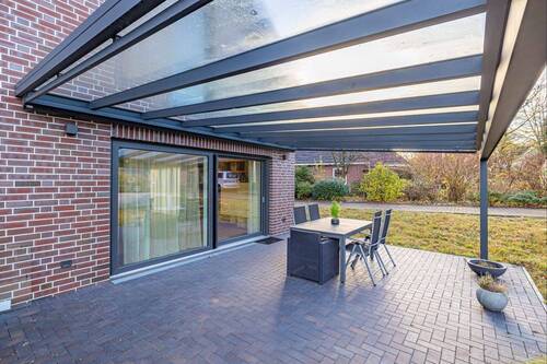 überdachte Terrasse mit Markise - 