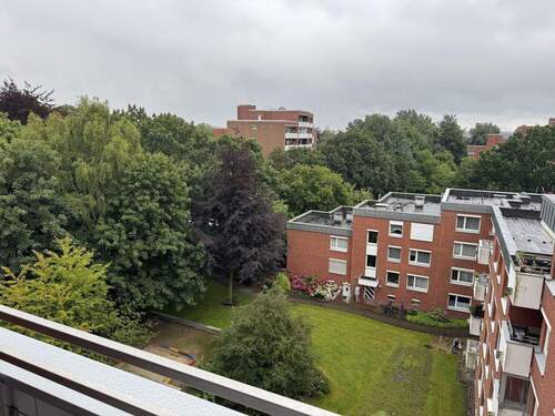 Blick vom Balkon - 2 Zimmer Etagenwohnung zum Kaufen in Hamburg