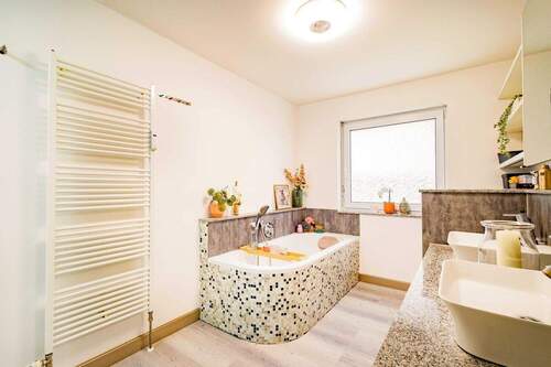 Modernes Tageslichtbad mit separater Badewanne - 