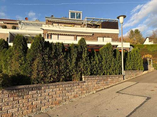 Straßenansicht - 5 Zimmer Terrassenwohnung zum Kaufen in Coburg