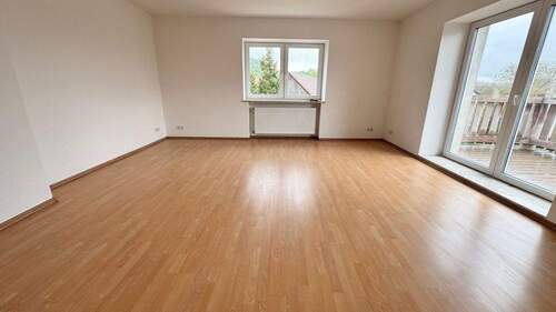 Wohnzimmer.jpeg - 3 Zimmer Etagenwohnung in Berching