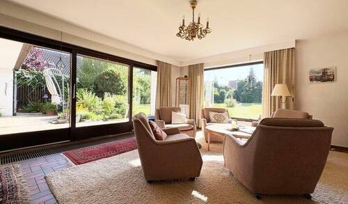 Wohnzimmer mit Blick in den Garten - 