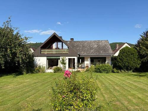 Garten mit Blick zum Haus - 
