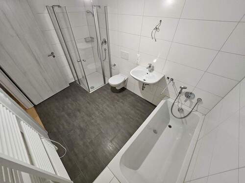 geräumiges Badezimmer - 