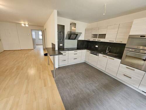 Wohn-/Essbereich mit Küche - Komfortabel & barrierefrei: 2-Zimmer-Wohnung mit Terrasse und moderner Einbauküche