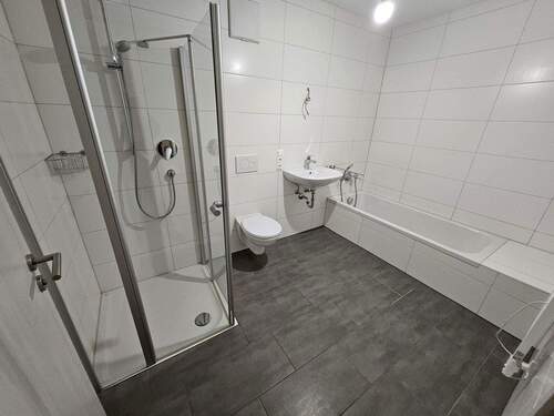 geräumiges Badezimmer - 