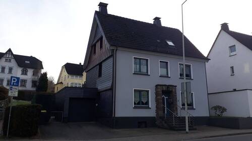 Straßenansicht - Großes und gepflegtes Einfamilienhaus in Plettenberg – Holhausen