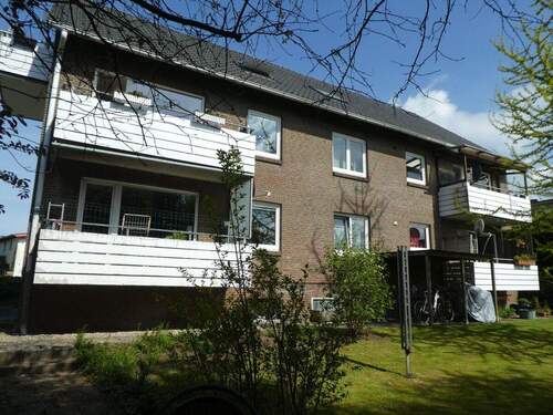 Haus Balkonseite - 3 Zimmer Etagenwohnung zum Kaufen in Schönberg