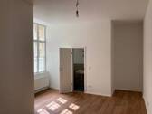 Blick vom Schlafzimmer zum Bad - Etagenwohnung mit 77,00 m&sup2; in Berlin zur Miete