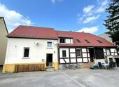 Innenhof / Zugang Gewerbe / Keller (links) / Wohnen (rechts) - 