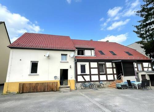 Innenhof / Zugang Gewerbe / Keller (links) / Wohnen (rechts) - 
