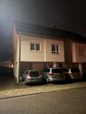 Haus mit Stellplätzen. - 