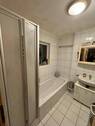 Blick ins Badezimmer. - *Top Gelegenheit* Schicke, gepflegte 3 ZKB, Balkon, ca. 77m², Keller, KFZ-Stellplatz