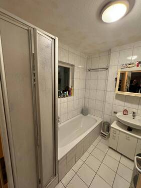 Blick ins Badezimmer. - *Top Gelegenheit* Schicke, gepflegte 3 ZKB, Balkon, ca. 77m², Keller, KFZ-Stellplatz