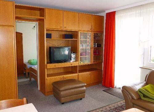 Wohn-/Esszimmer mit Zugang zur Loggia - 