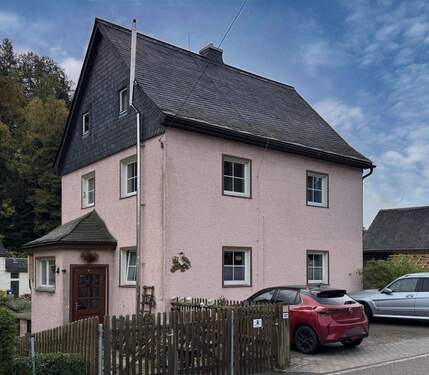 vordere Ansicht vom Haus - 4 Zimmer Einfamilienhaus zum Kaufen in Neuhausen