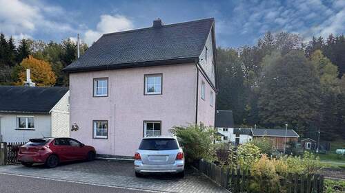vordere Ansicht vom Haus - 4 Zimmer Einfamilienhaus in Neuhausen