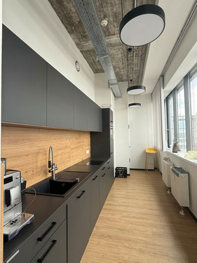 Küche mit Kühlschrank, Microwelle, Herd.png - 