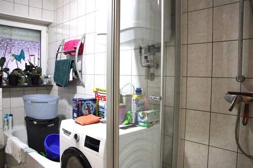 4,5 Zi –Tageslichtbad mit Wanne und Dusche - 