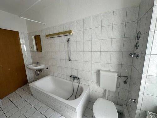 Bad mit Wanne - 