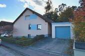 Hausansicht mit Garage - Einfamilienhaus mit 197,00 m² in Ansbach zum Kaufen