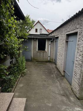 Blick Nebengebäude von Hintereingang - 4 Zimmer Einfamilienhaus in Arzberg
