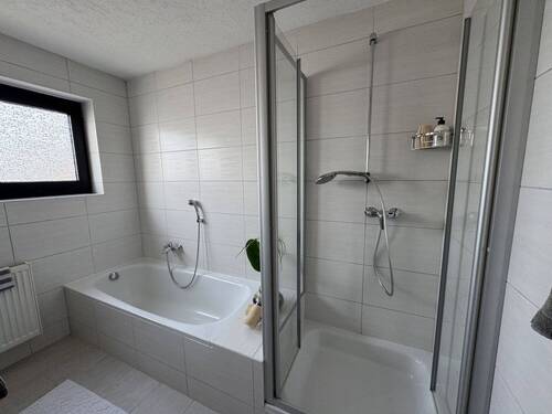 Mit Wanne und Dusche - 