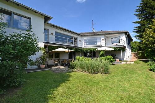 Rückansicht - Panorama-Platz :) Freistehendes, großformatiges Einfamilienhaus mit Traumblick in Isenbügel