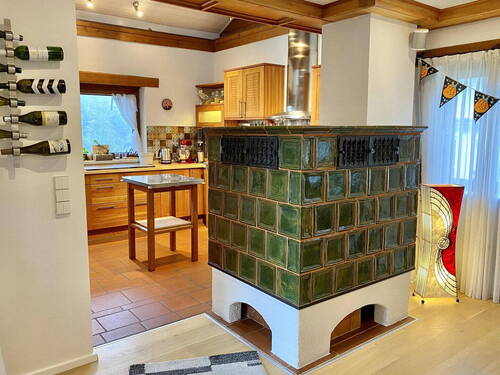 Kachelofen mit Blick zur Küche - 