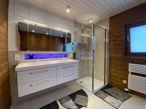 Bad mit Regendusche - 