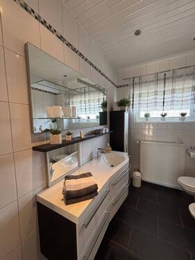 das moderne Masterbad im Erdgeschoss - Einfamilienhaus mit 174,00 m&sup2; in Ilsede zum Kaufen