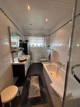 Dusche und Badewanne - 