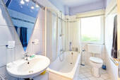 Gäste-WC mit Wanne - 