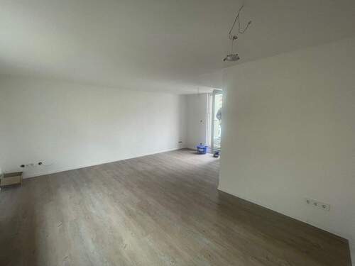 Wohnraum mit Zugang zum Balkon - Reihenmittelhaus mit 122,60 m&sup2; in Roßwein zum Kaufen