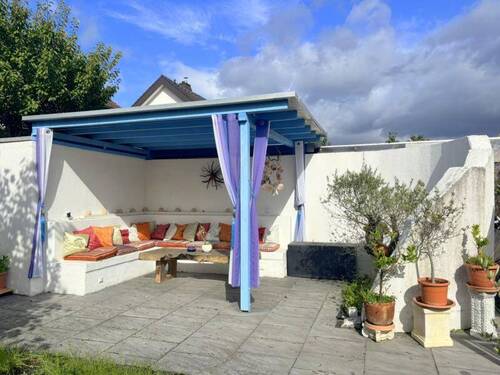 Überdachte Terrasse mit idyllischer Sitzecke - 