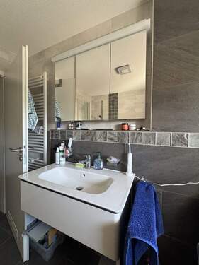 Hauptbad mit Waschtisch und Spiegelschrank - 