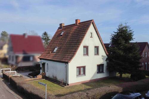 Ansicht von der Straße - Familienhaus mit Garten, Garage, Werkstatt und viel Potenzial in Putbus
