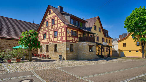 Aussenansicht - Historisches Fachwerkjuwel - Hotel mit 18 Gästezimmern, einem 2-Zimmer-Apartment und Biergarten!