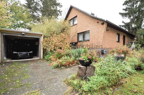 Hausansicht mit Garage - 5 Zimmer Einfamilienhaus zum Kaufen in Berlin