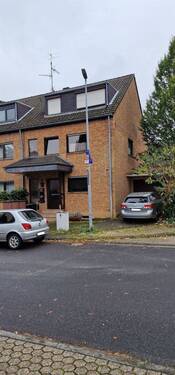 Vorderansicht Haus mit 1.Garage - Schönes vermietetes 2-Familienhaus mit 2 Garagen in ruhiger Anliegerstraße in Hürth-Fischenich