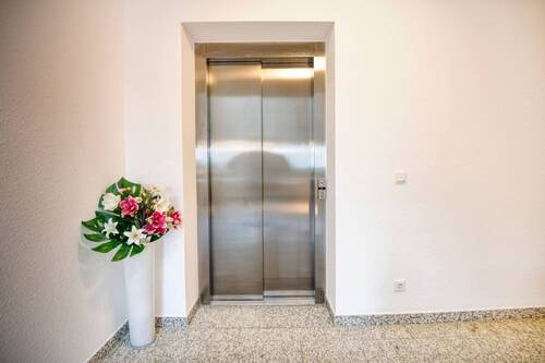 Aufzug_Treppenhaus - Etagenwohnung mit 78,00 m&sup2; in Altlußheim zum Kaufen