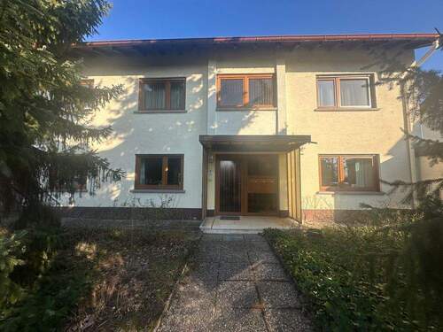 Gebäude - Gepflegtes 3-Familienhaus in familienfreundlichem Umfeld auf Erbpachtgrundstück