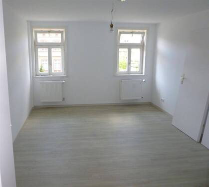 Schlafzimmer 1 - Große 3 Zimmer-Wohnung mit zwei KFZ-Stellplätze - ohne Balkon!!!