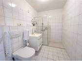 Bad mit ebenerdiger Dusche - 