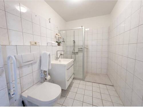 Bad mit ebenerdiger Dusche - 