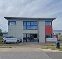 Repräsentative Gewerbeimmobilie in Voerde-Holthausen mit großer Verkaufsfläche, Büros & Stellplätzen